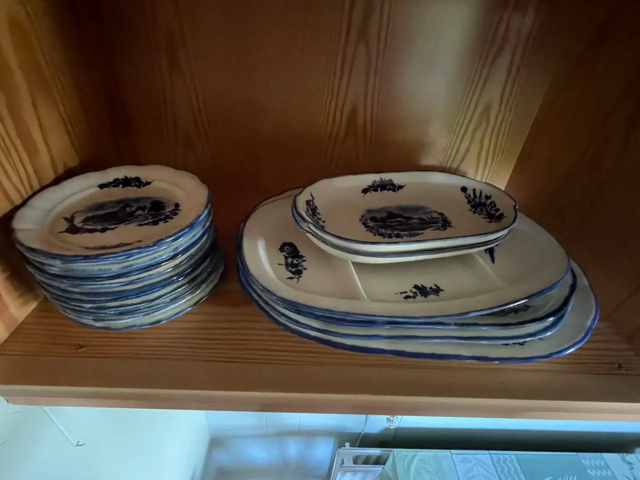 Billede 8 - Steingut spisestel, fade, sovseskåle m.m.