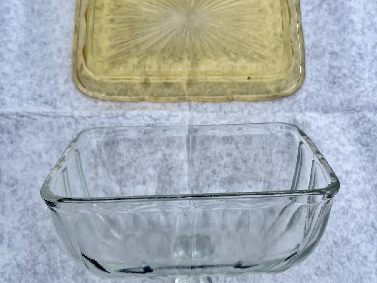 Billede 5 - Smuk vintage osteklokke / smørboks i glas. 