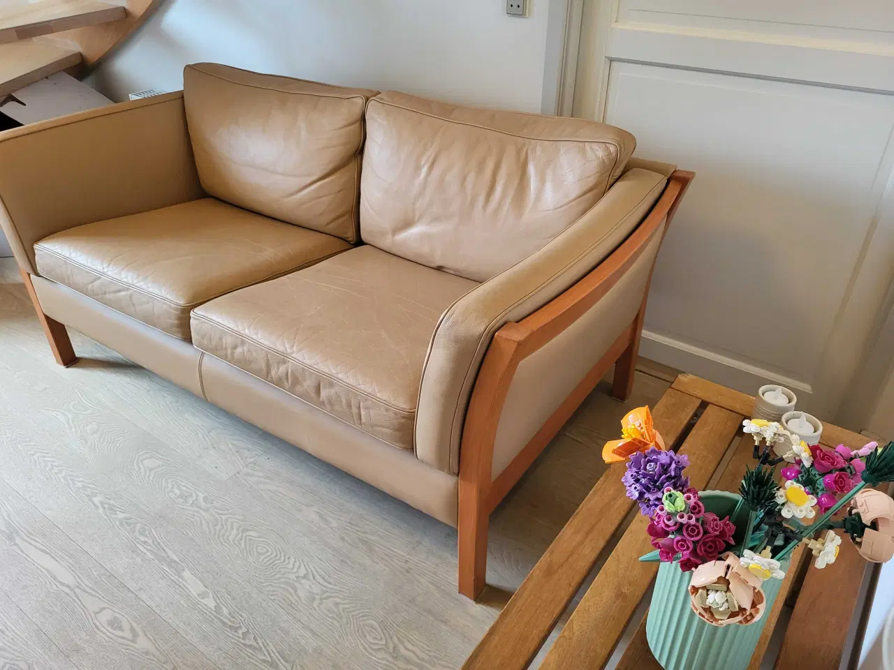 Billede 2 - Brun lædersofa i træramme