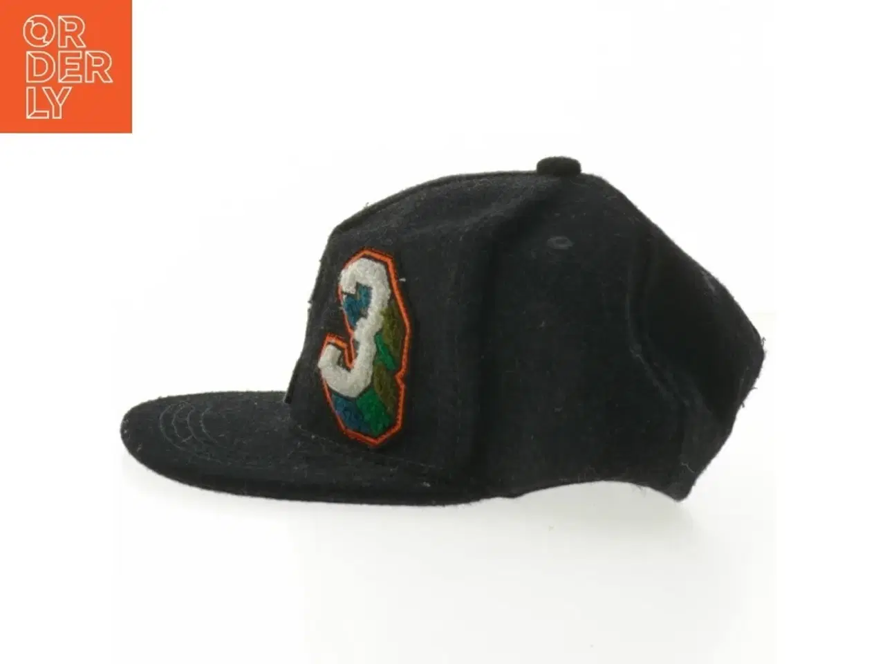 Billede 2 - Sort kasket med patches fra Molo (str. Ø 17 cm)