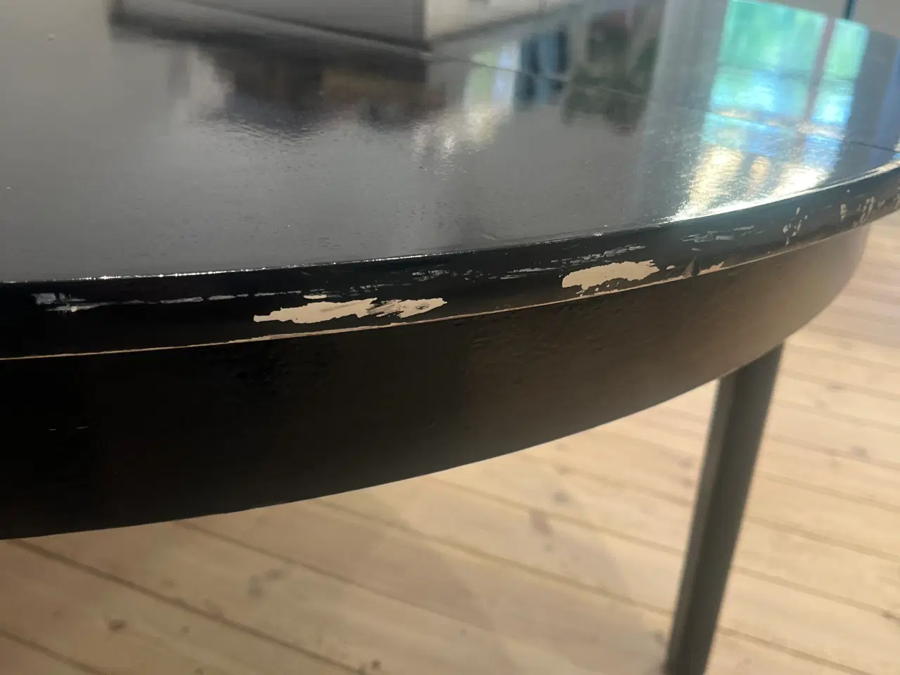 Billede 7 - Spisebord i træ, sortlakeret, med 6 stole