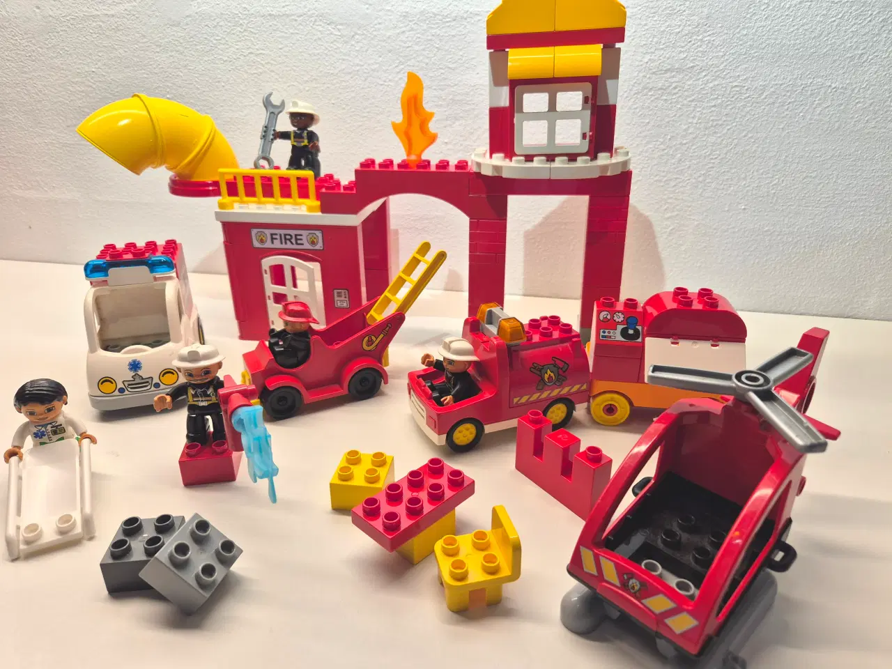 Billede 3 - Duplo Brandstation, Ambulance med Blink og Lyd, He
