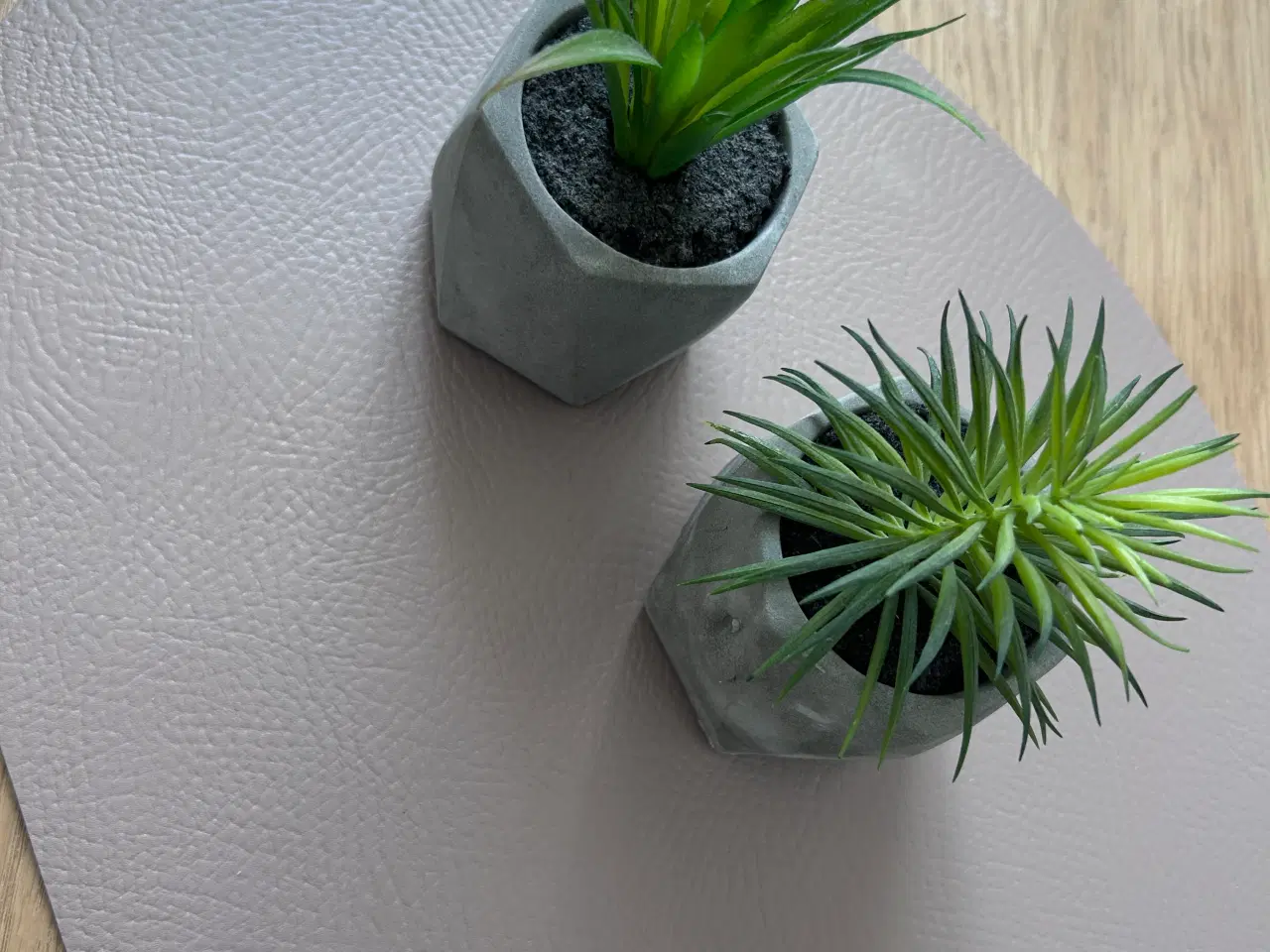 Billede 1 - 2 Små kunstige planter i flot krukke