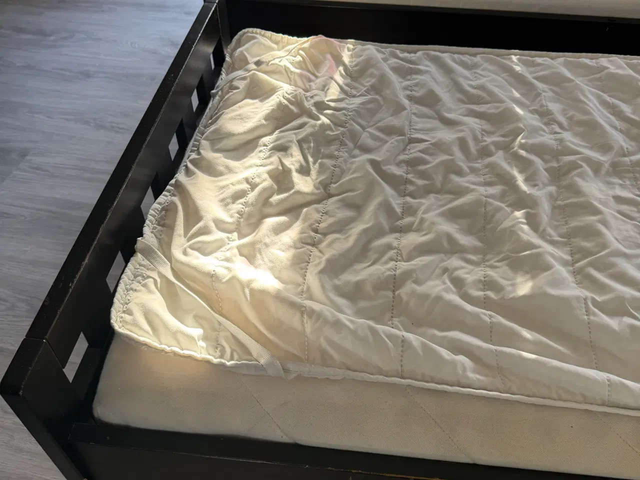 Billede 7 - 2 x sort juniorseng med madras og rullemadras