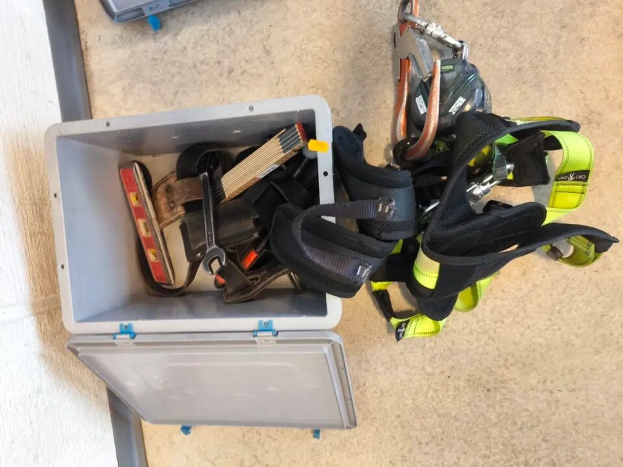 Billede 1 - Kasse m. sikringsgrej samt div.