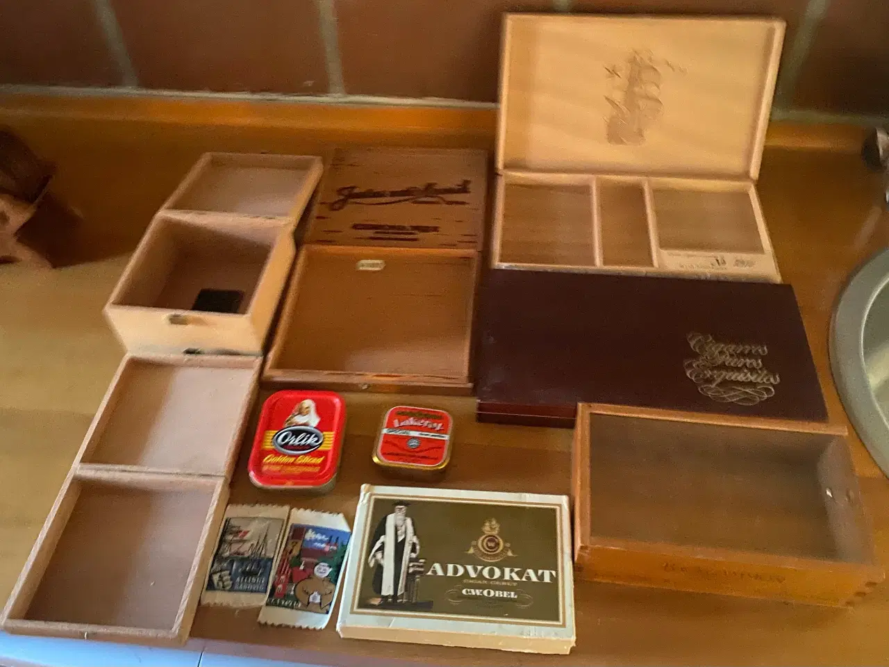 Billede 1 - 5 cigarkasser 2 metalæsker, 2 stofmærker kr. 150,-