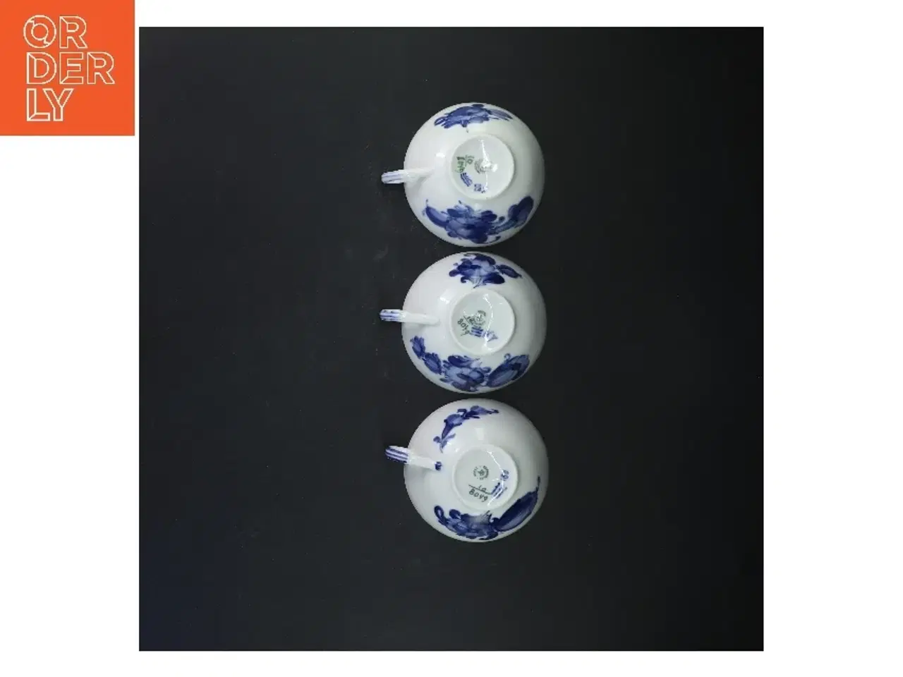 Billede 3 - Porcelænskopper med blå blomst fra Royal Copenhagen (str. 3 styk, ø 10 cm)
