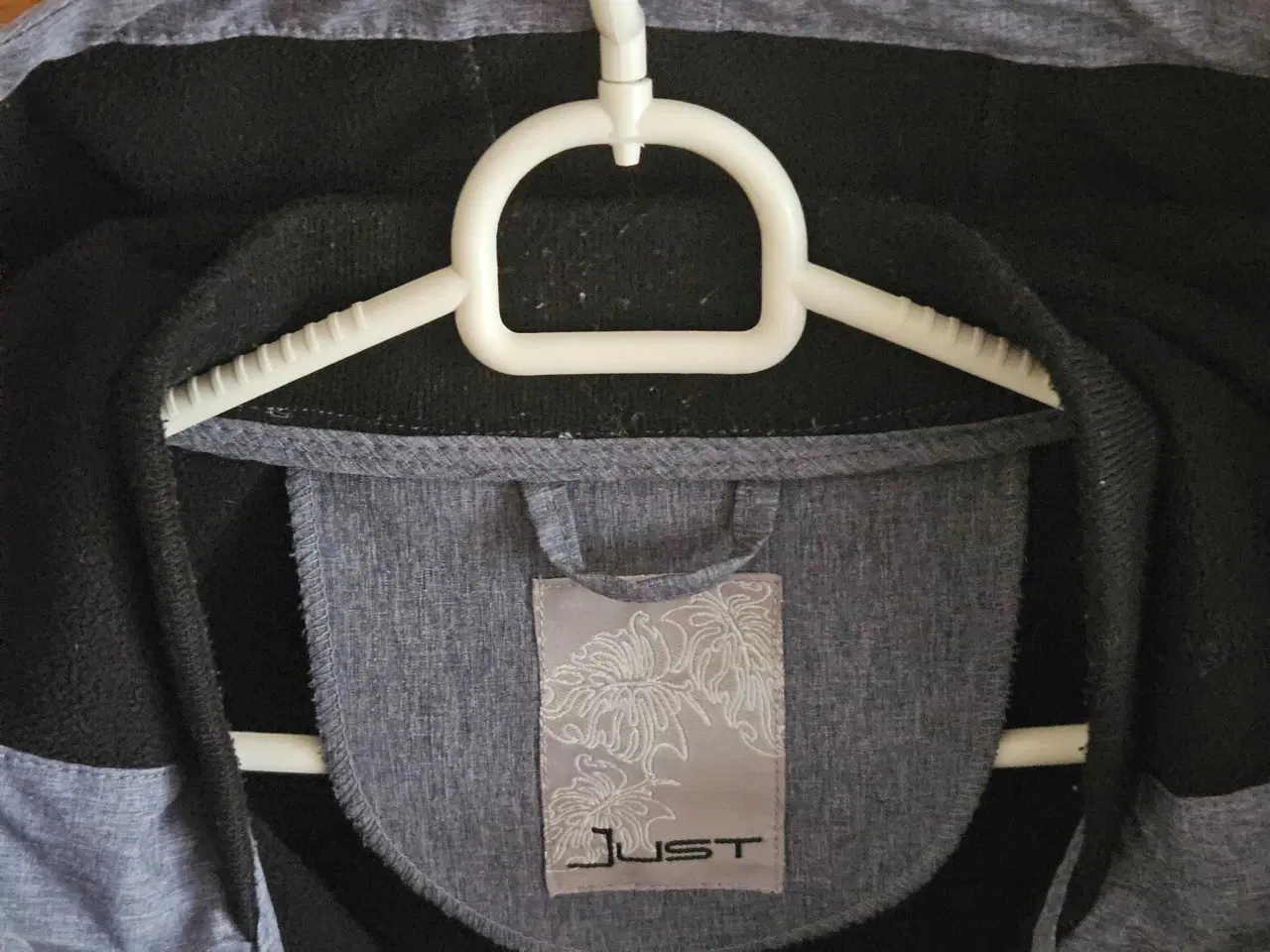 Billede 5 - VINDAFVISENDE JAKKE SOM NY 