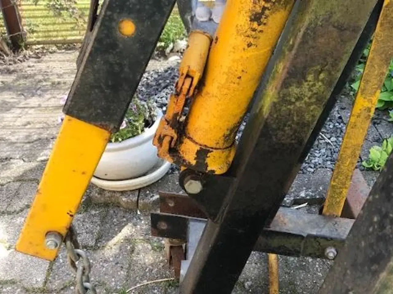 Billede 2 - Bortgives - Værkstedskran med defekt hydraulik