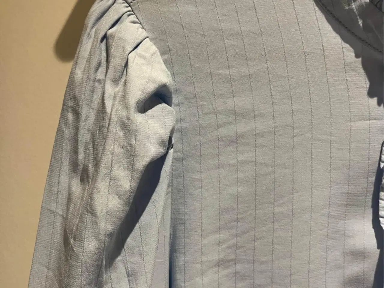 Billede 4 - Sød bluse med stolpelukning og flæsedetaljer.