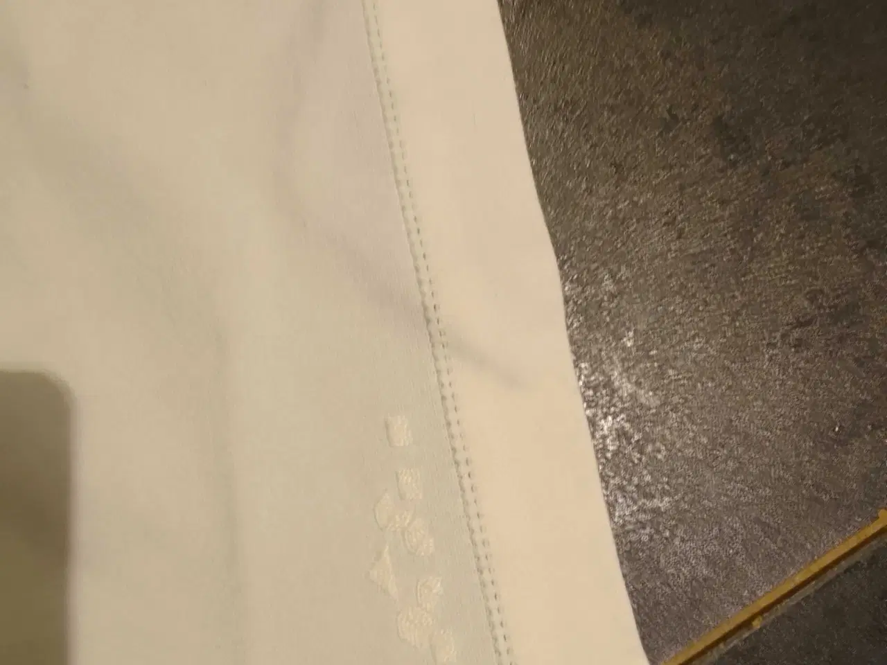 Billede 3 - Fin hvid broderet dug