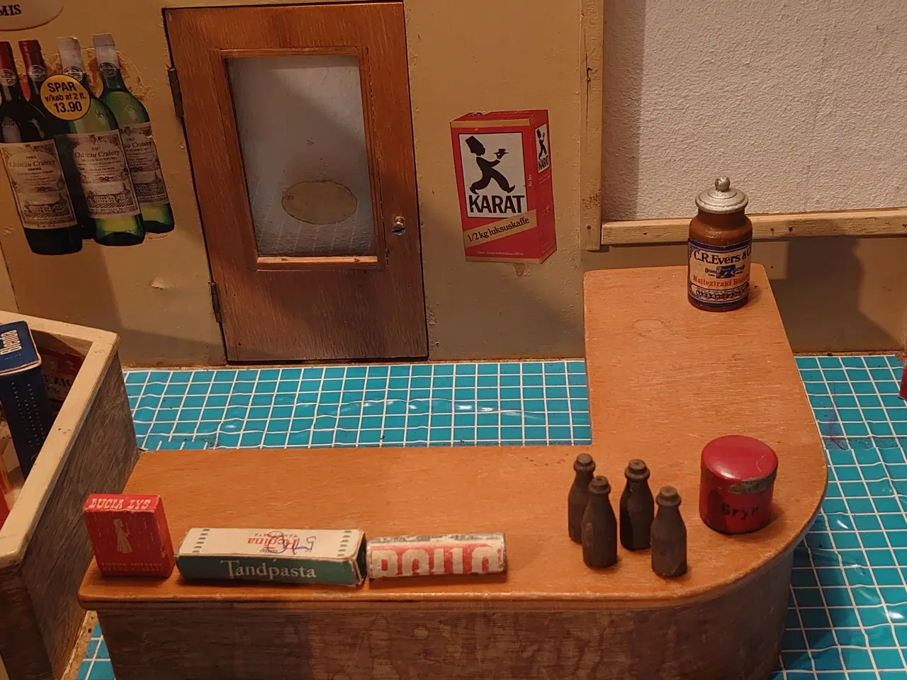 Billede 3 - Stor gammel købmandsbutik m. 53 varer i træ og pap