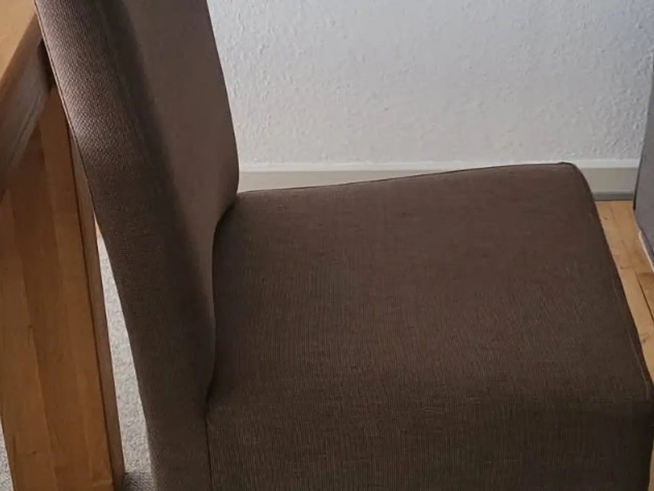 Billede 3 - Udbordt egetræsbord med 6 stole