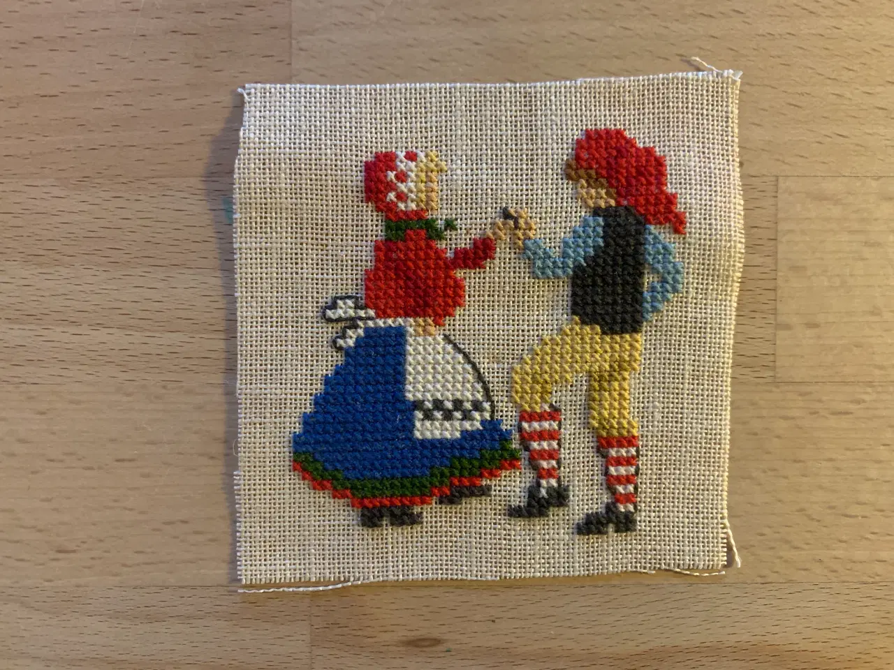 Billede 3 - Broderi, broderede folkedansere