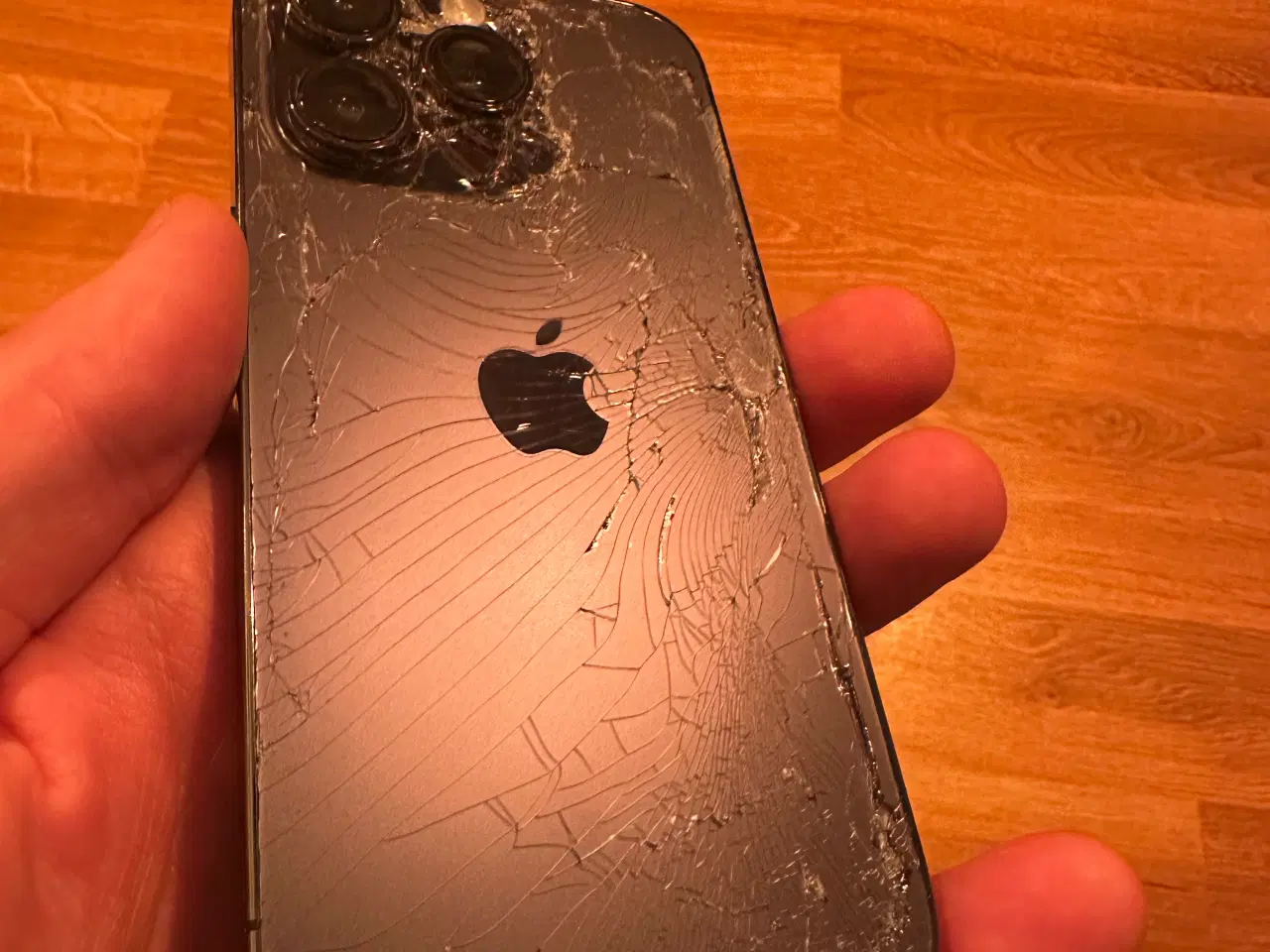 Billede 4 - iPhone 14 Pro 256 GB bagsiden defekt 