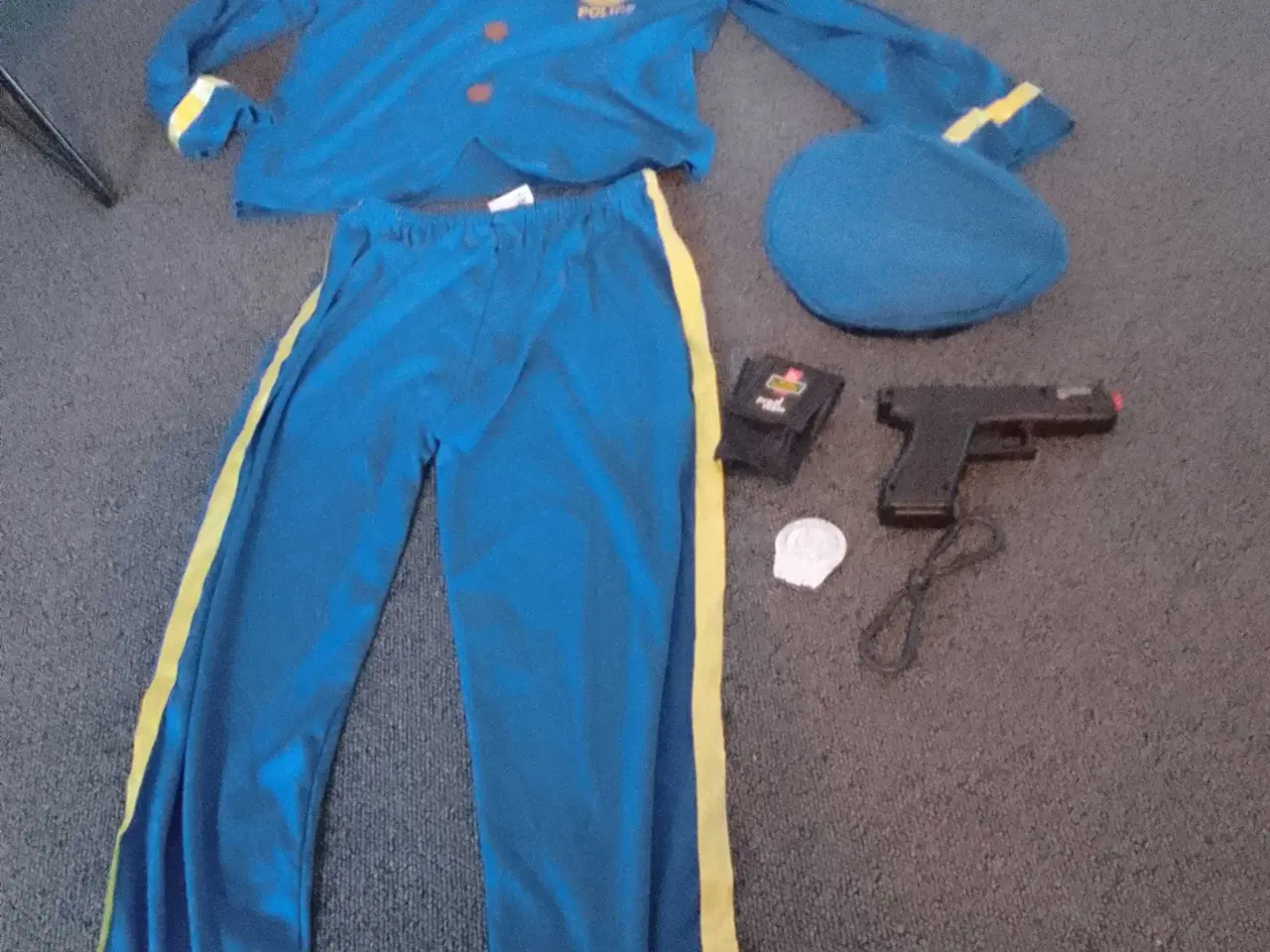 Billede 3 - Politi kostume 7 dele Str 14o