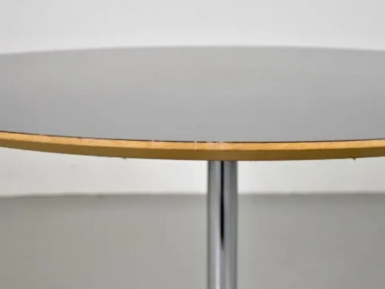 Billede 6 - Rundt cafébord med grå laminat og filt på undersiden