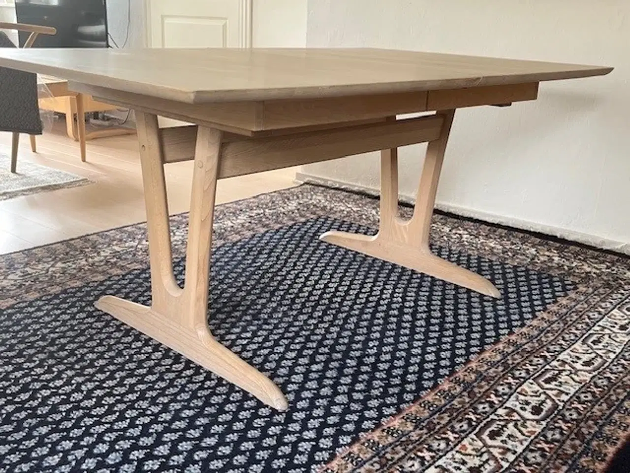 Billede 1 - Spisebord i massiv bøg med 2 tillægsplader (finer)