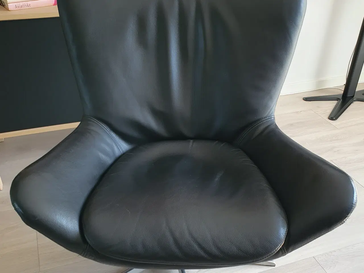 Billede 1 - Lounge- / lænestol i sort læder sælges