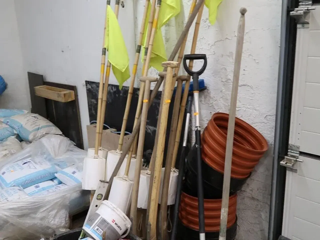 Billede 3 - Div. Haveredskaber, flag samt spand med indhold