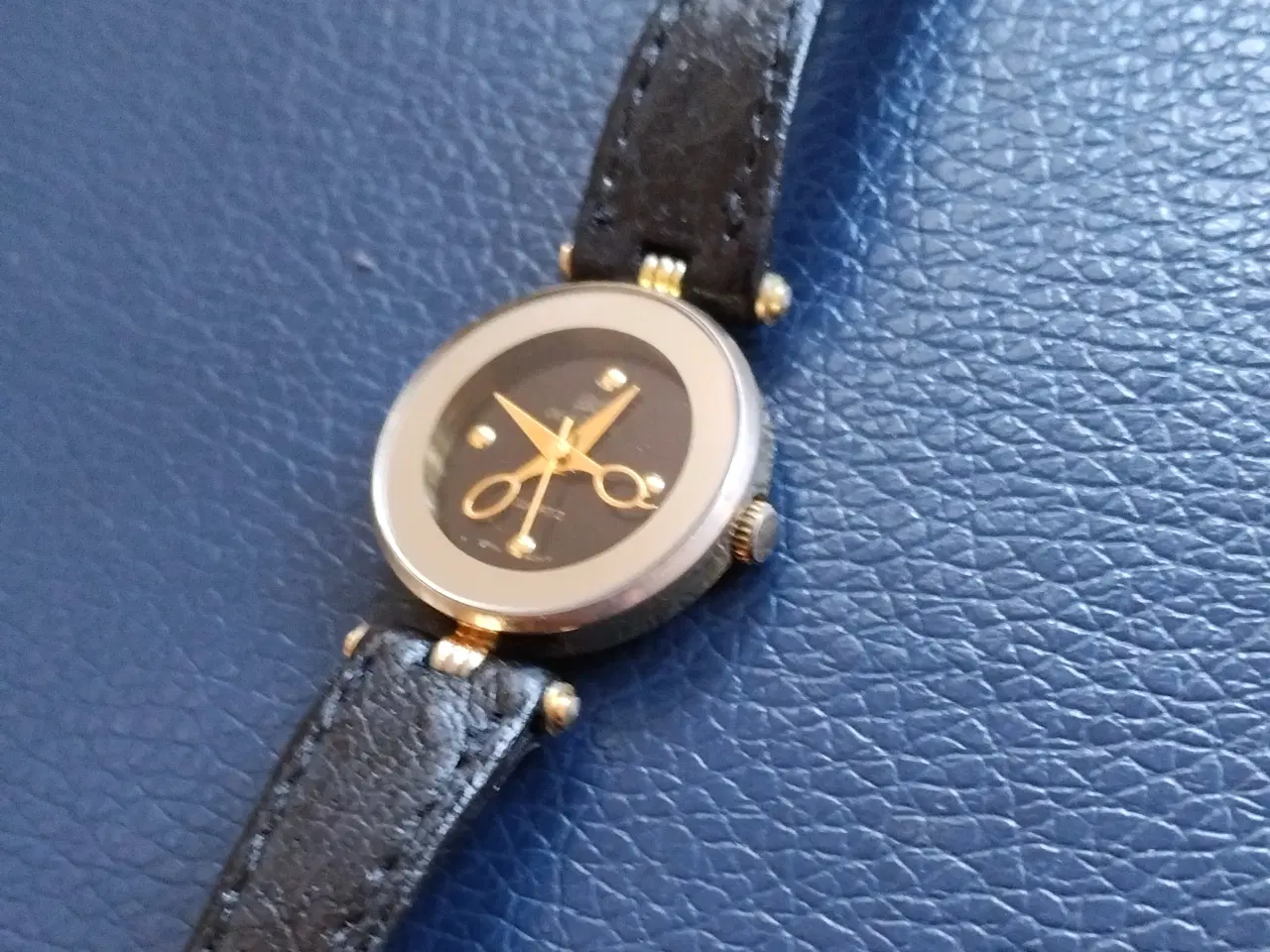 Billede 5 - De Longi quartz dameur frisør ur, saks som viser