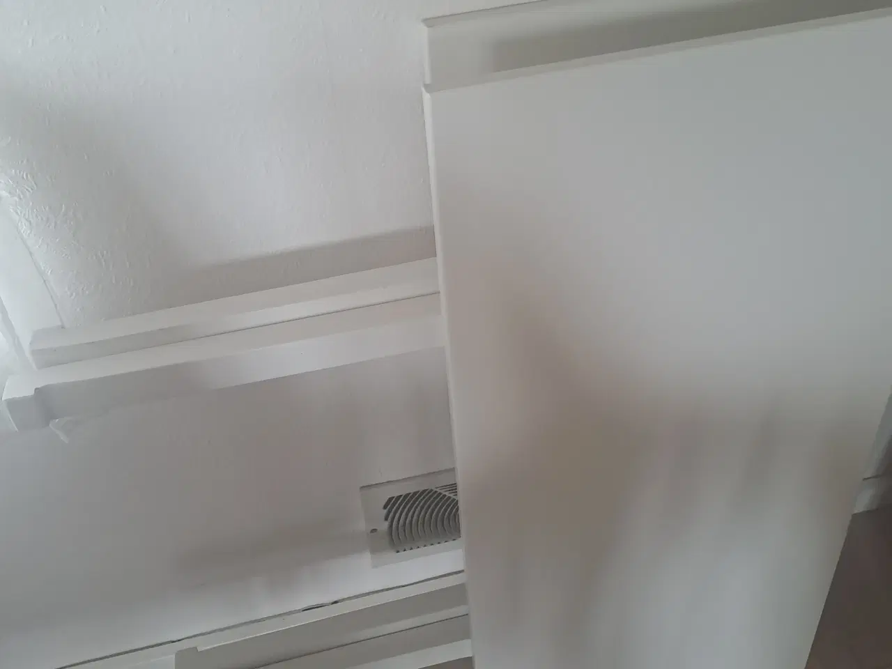 Billede 3 - Hvidt spisebord med 2 tillægsplader a 45 cm
