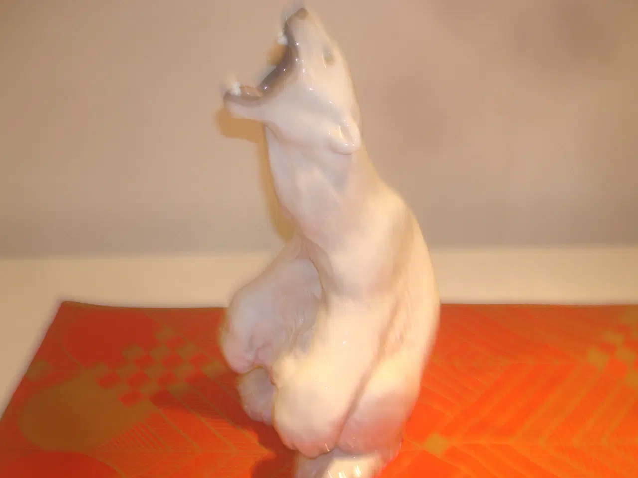 Billede 3 - KGL ISBJØRN - siddende på halen, FLOT, MARKANT