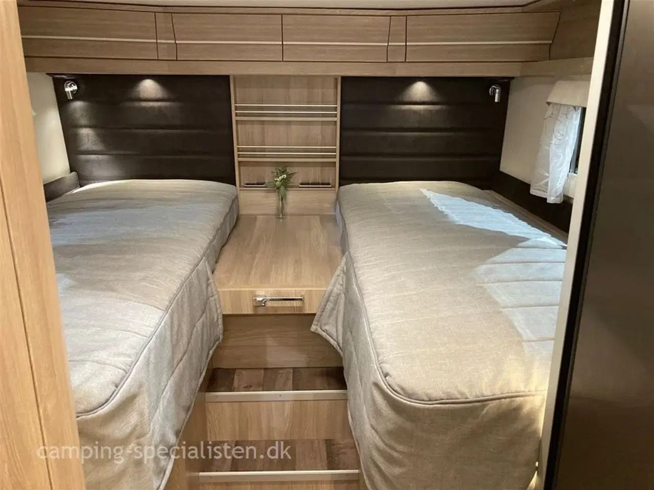 Billede 5 - 2024 - Kabe Novrum 750 T   Kabe Novum 750 T delintegreret autocamper Enkelte senge og ende badeværelse  model 2024 nu på Mercedes Chassis  Camping-Specialisten.dk i Silkeborg
