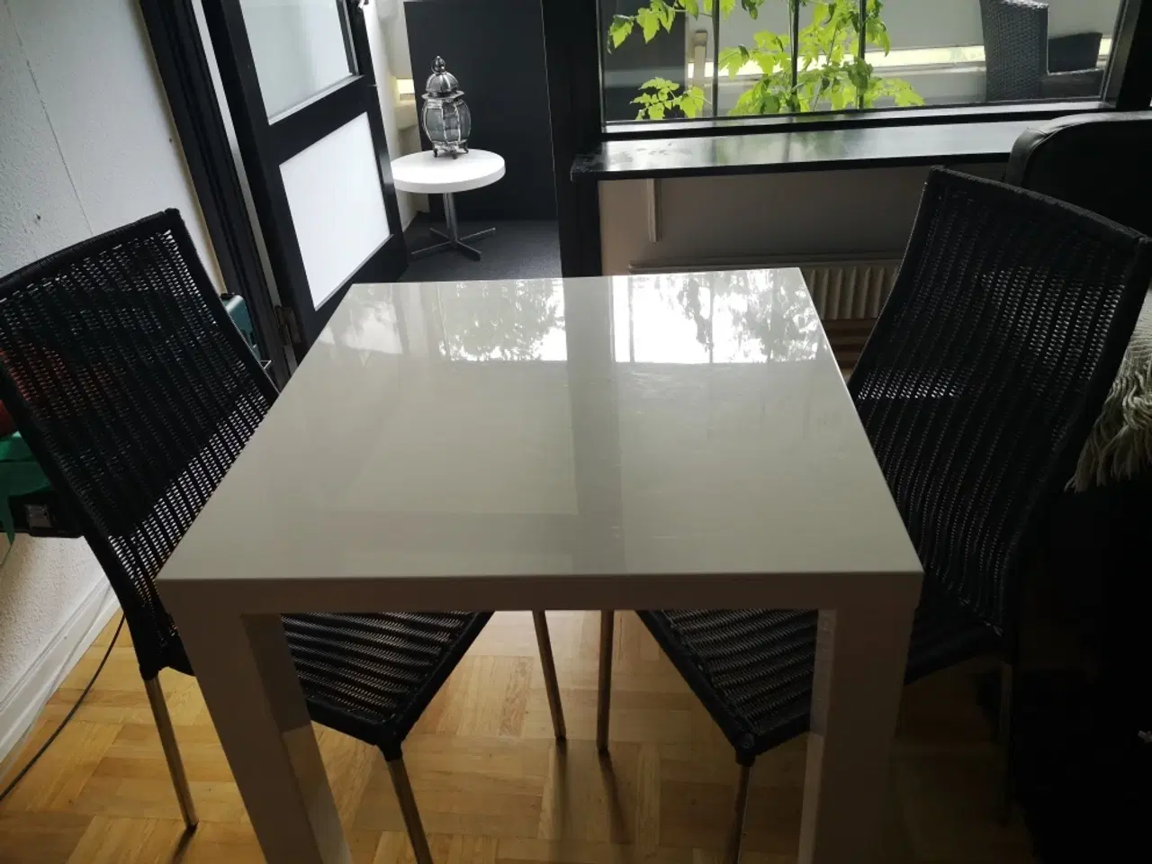 Billede 3 - Hvidt højglans køkkenbord 
