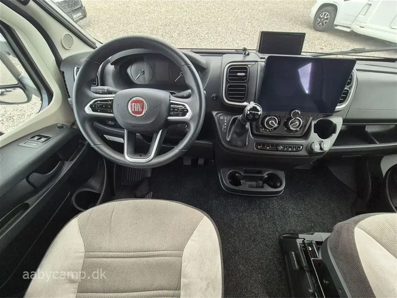 Billede 6 - 2022 - Benimar Mileo 261 NK   Automatgear. NK. pakke. varme på spildevands tanken. plisse i førehuset. solceller. lithium batterier. maxfann. clesana toilet. kompressor køleskab.