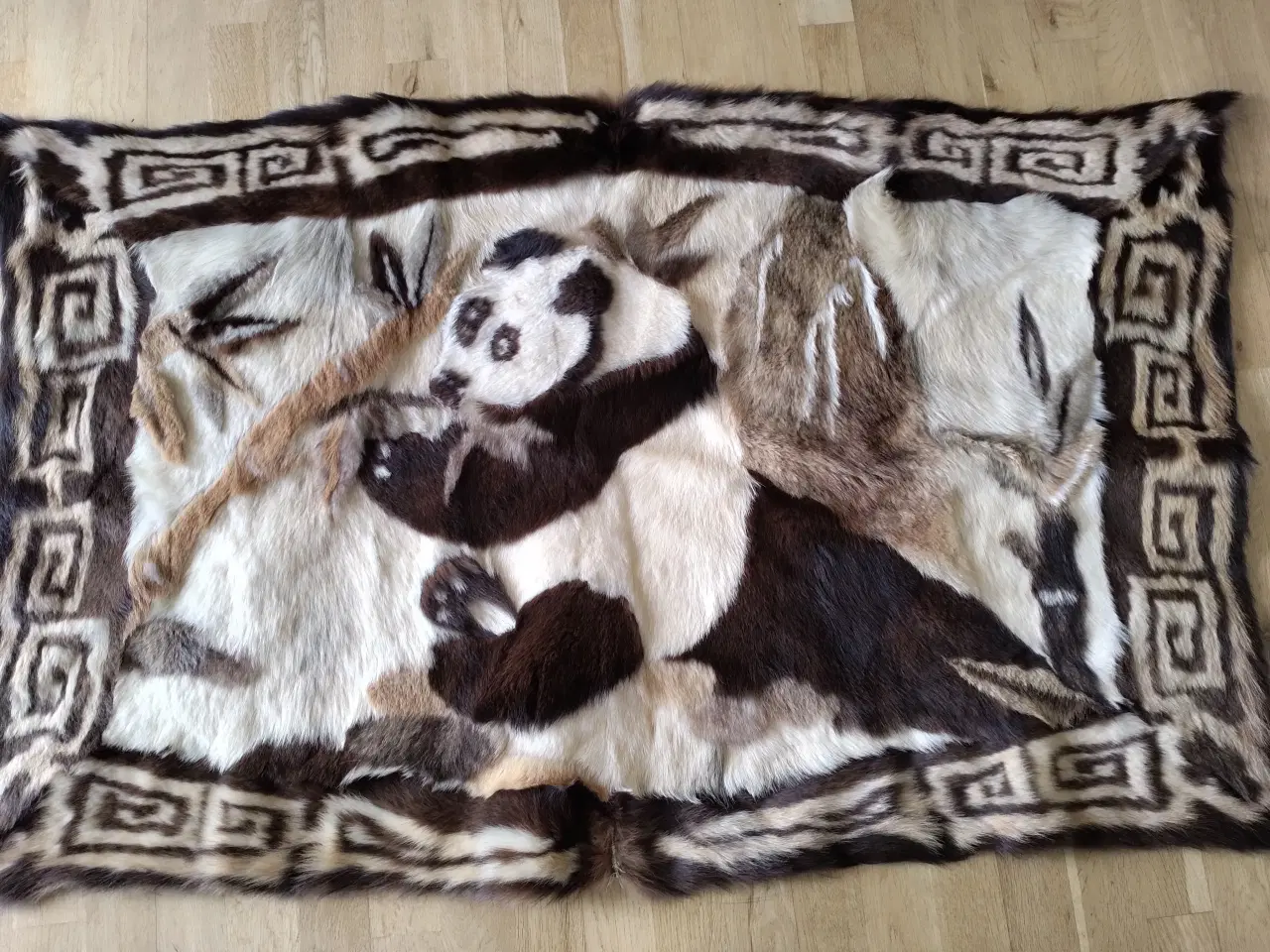 Billede 1 - Skind tæppe m. Pandamotiv 75x120 cm