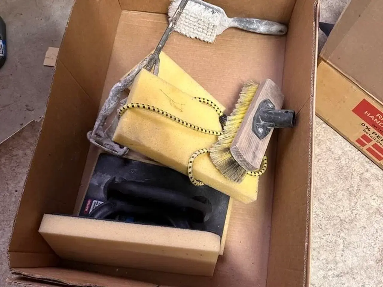 Billede 18 - Indhold på reoler af diverse håndværktøj, sikkerhedsdragter mv.