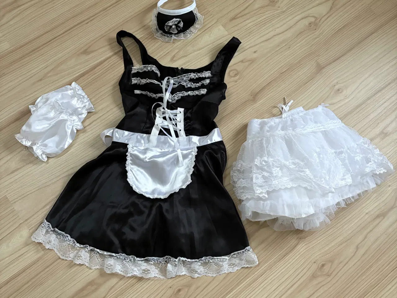 Billede 1 - Fastelavn/stuepige