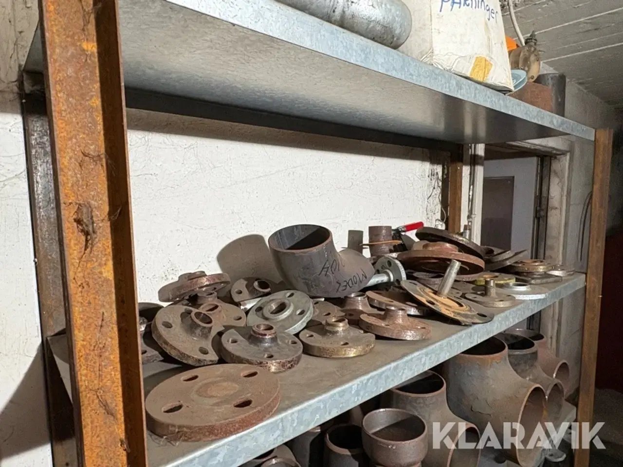 Billede 4 - Blandet lot diverse jernemner, maskiner og reoler