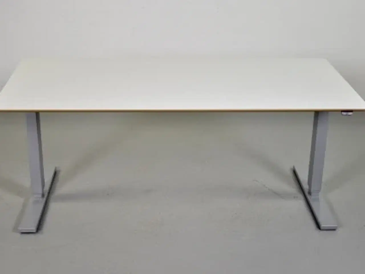 Billede 1 - Hæve-/sænkebord med hvid laminat fsc plade på alu stel