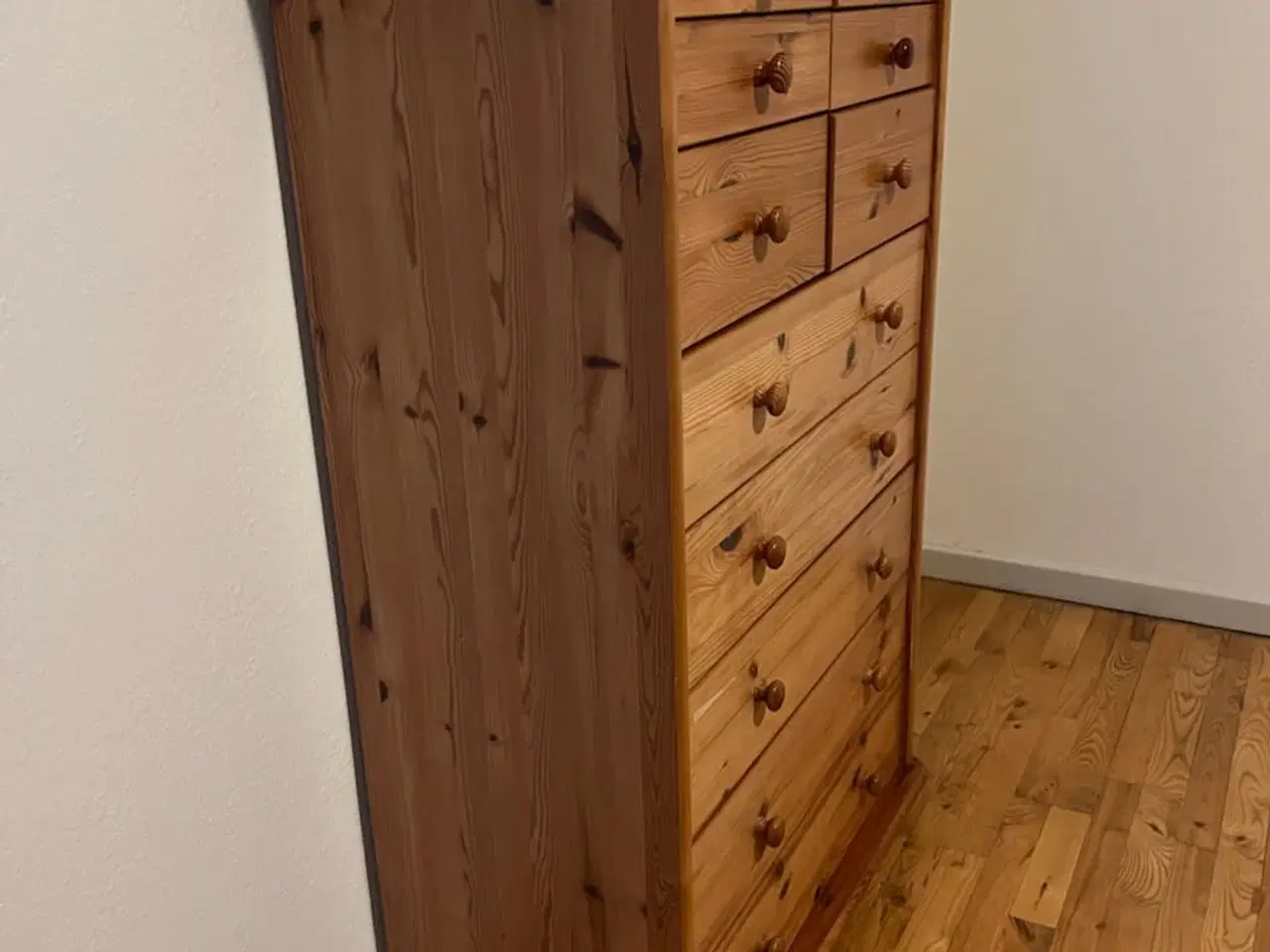Billede 3 - Kommode fyrretræ med mange skuffer. 