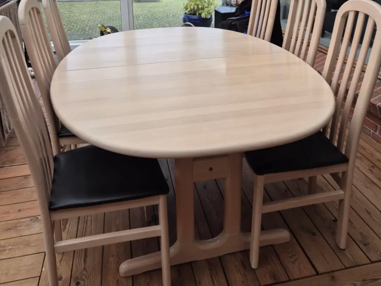 Billede 1 - Spisebordssæt med 6 stole og 2 tillægsplader