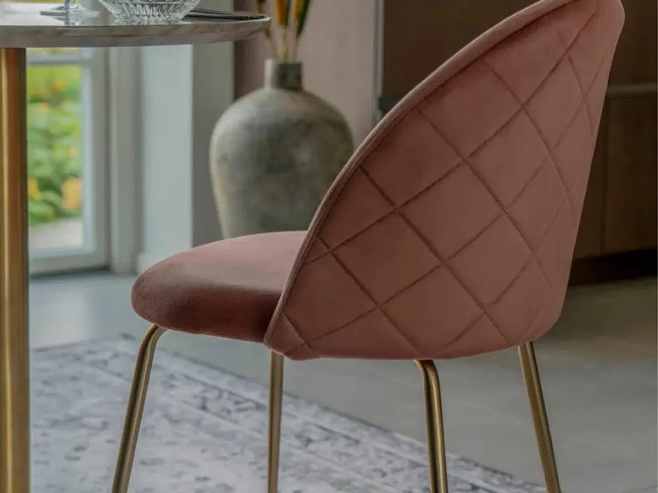 Billede 1 - Stol i rosa velour med ben i messing look