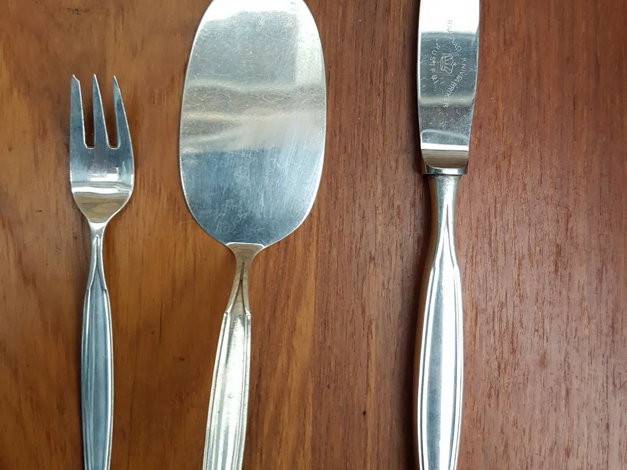 Billede 1 - Middagsknive, kagespade og gafler i Pia.