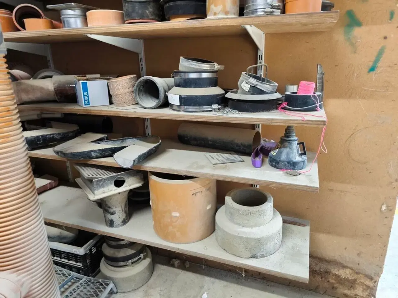 Billede 2 - Indhold på hylder