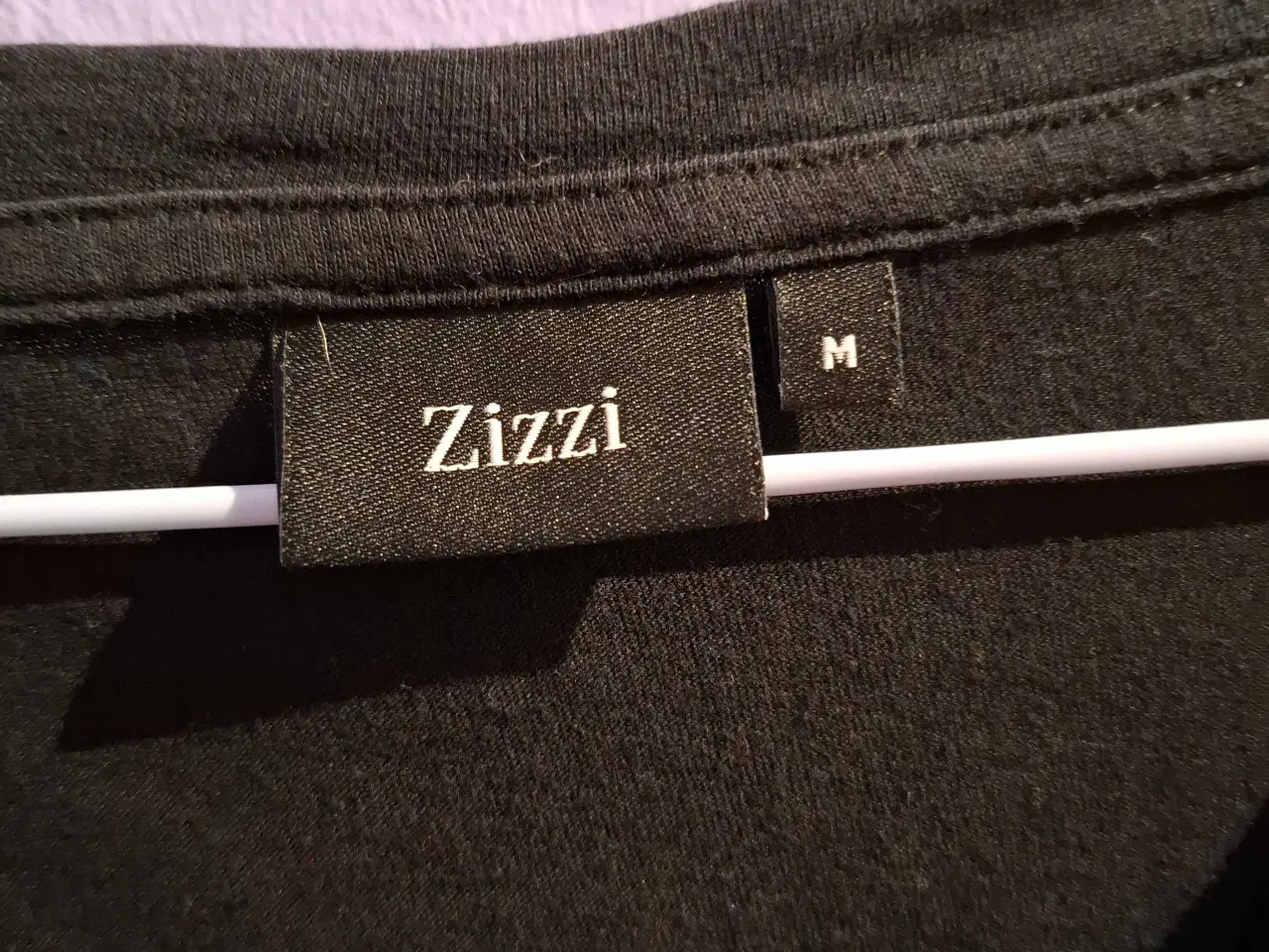 Billede 3 - Sort t-shirt Zizzi I M med snørre