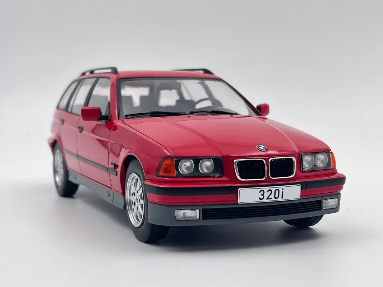 Billede 4 - 1995 BMW 320i Touring E36 1:18  Flot og detaljeret