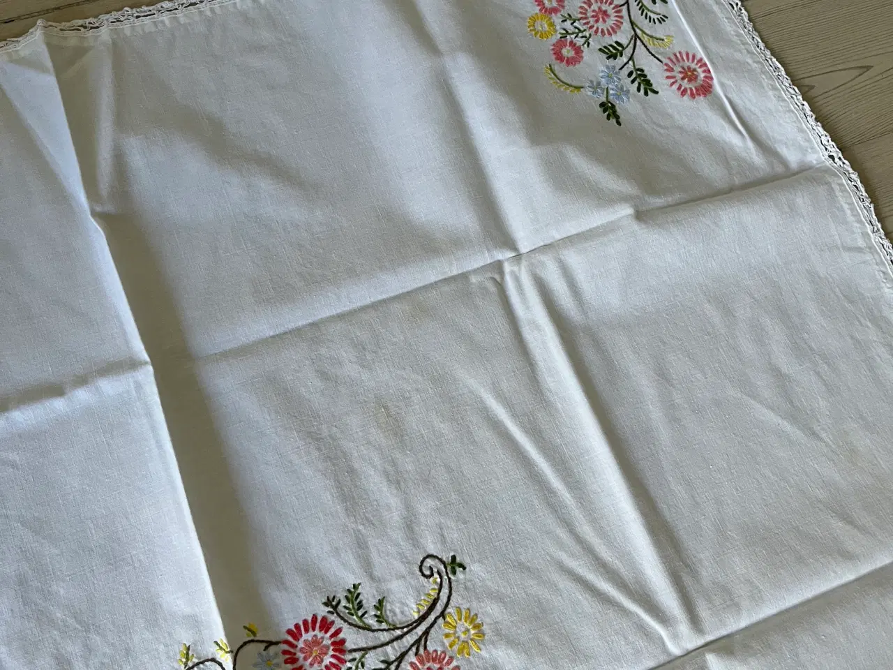 Billede 3 - Dug med broderi
