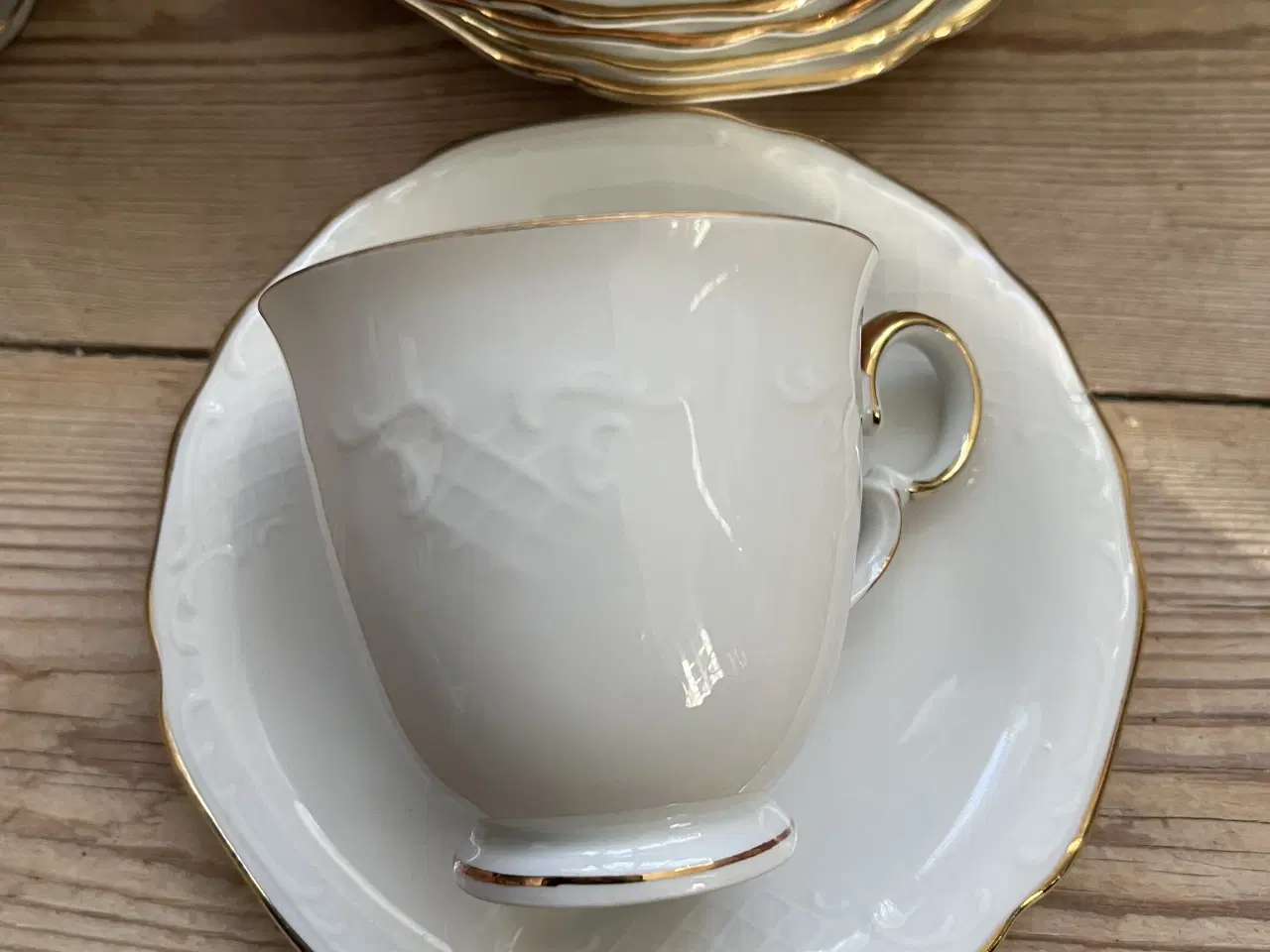 Billede 4 - Hvide kopper med præget mønster og guldkant