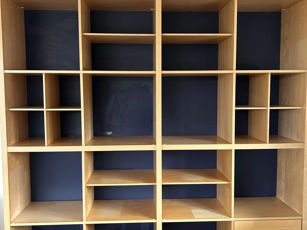 Billede 2 - Velholdt reol i birk med mørkeblå baggrund
