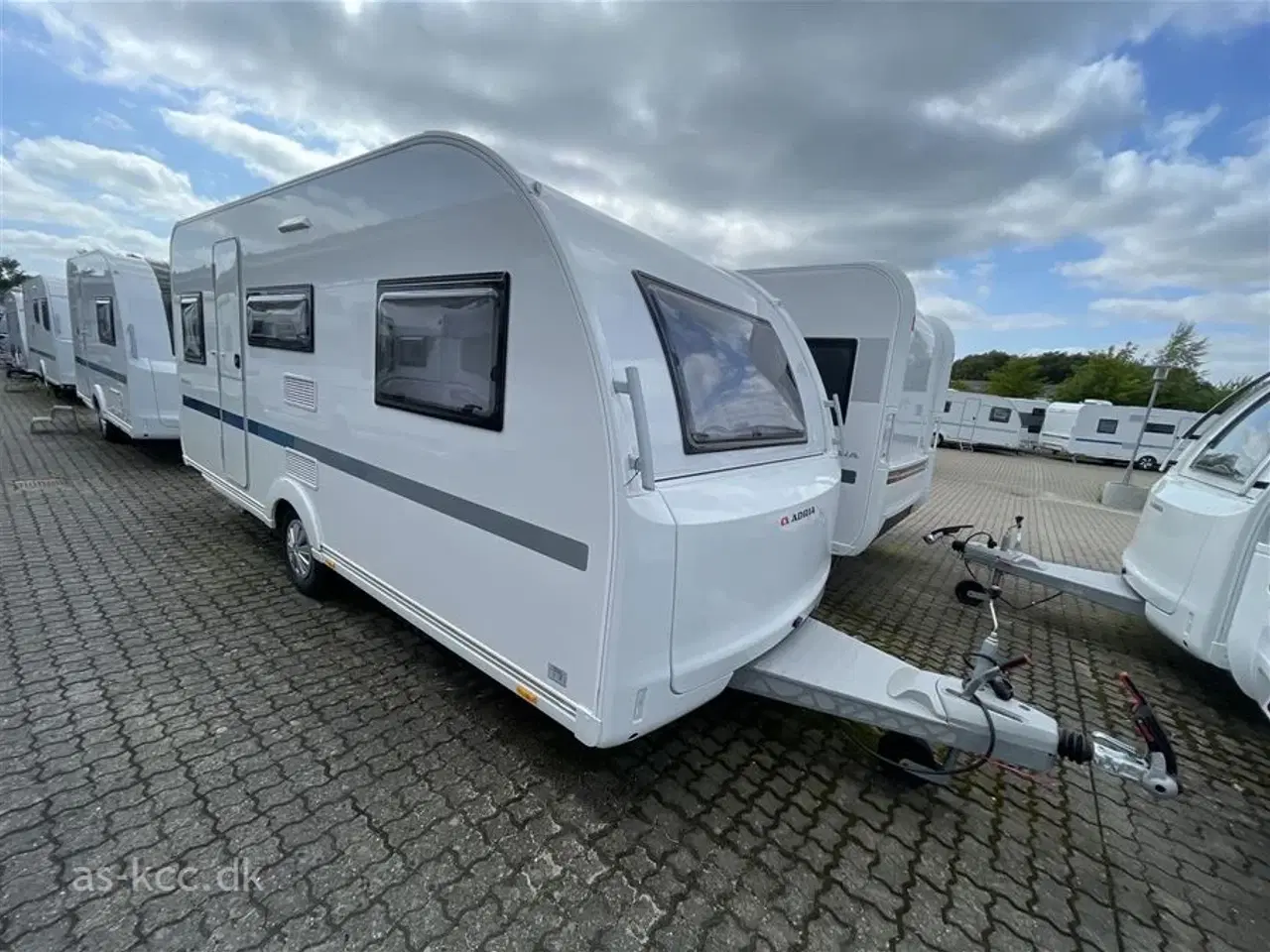 Billede 1 - 2026 - Adria Altea 492 LU Adria Altea 492 LU årg. 2026 med enkeltsenge og udtræk. 5 sovepladser, 4 siddepladser. Glasfiber tag, sider, forende og bagende