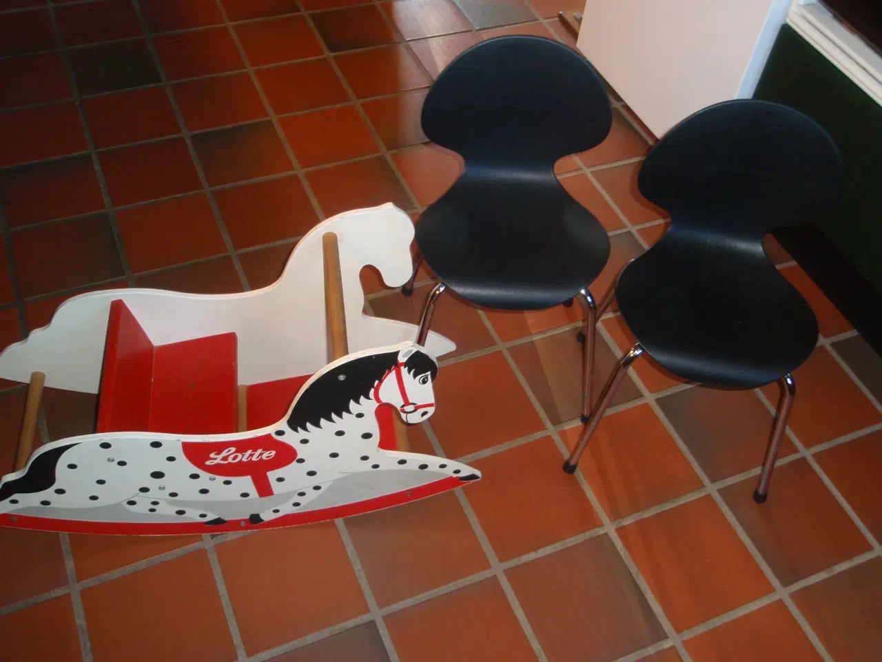 Billede 2 - 2 stk. sorte velholdte børnestole/ Lotte gyngehest