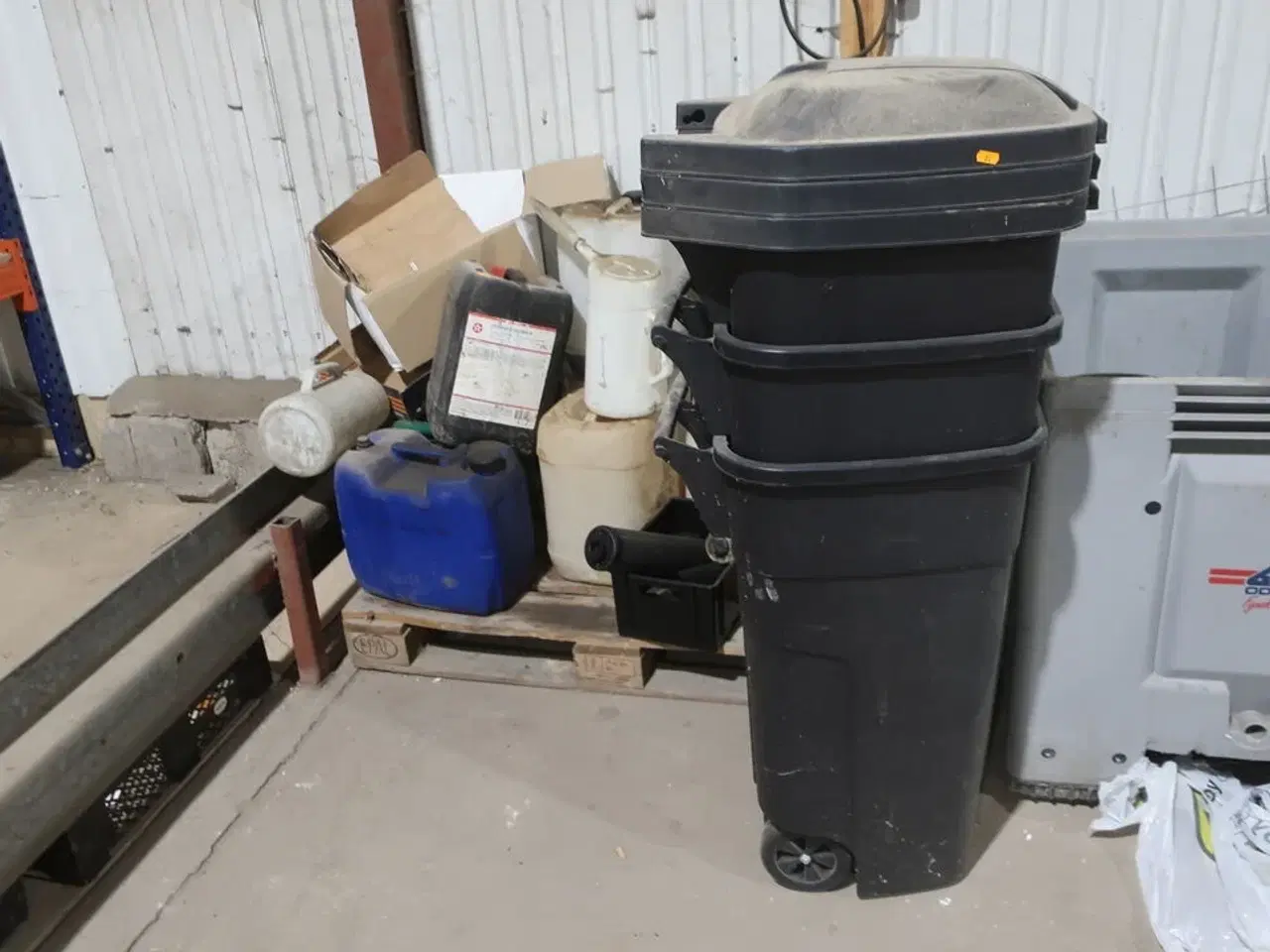 Billede 2 - Pallekar, div. Skraldespande samt palle med indhold