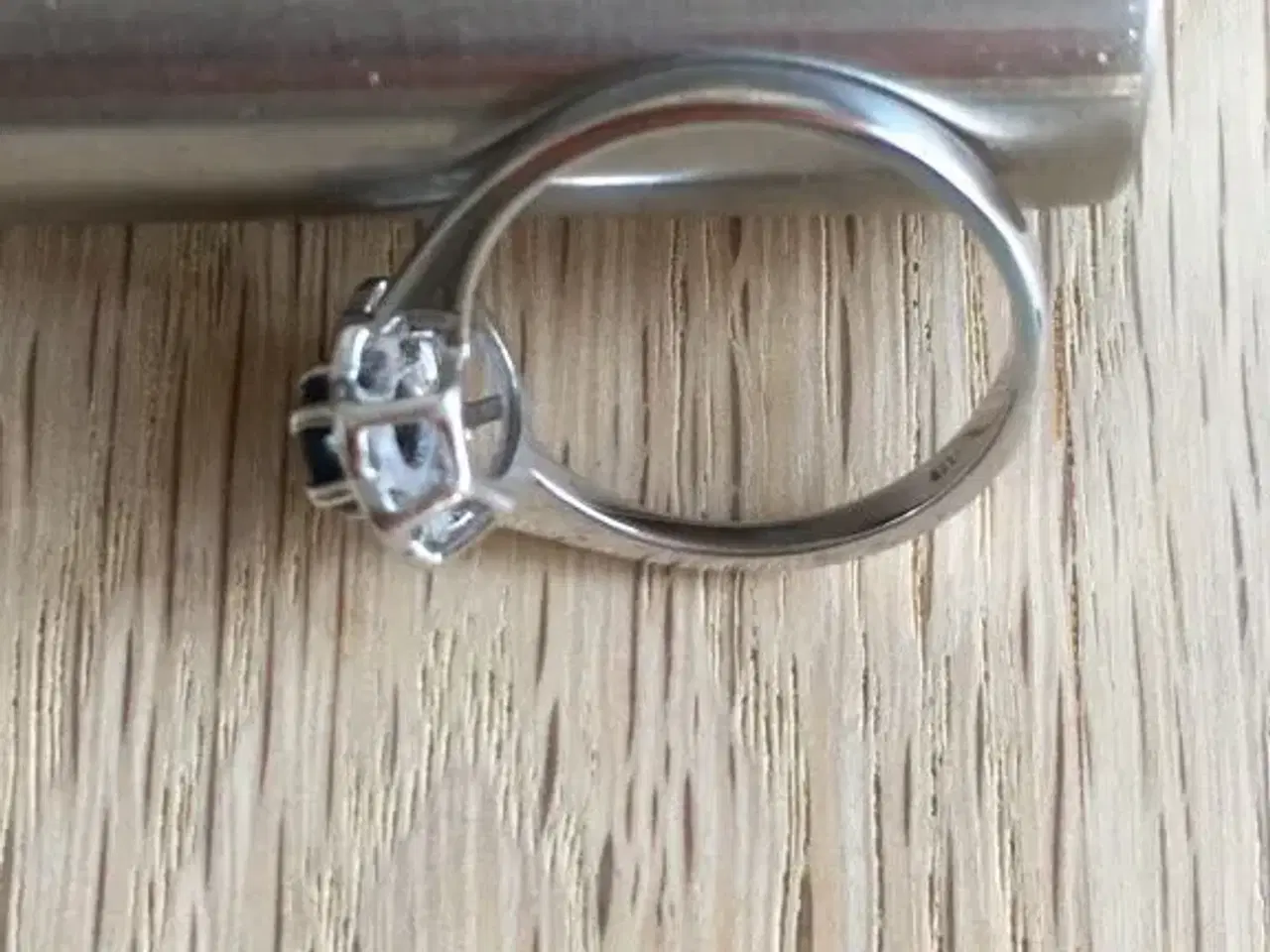 Billede 8 - Hvidguld ring med safir