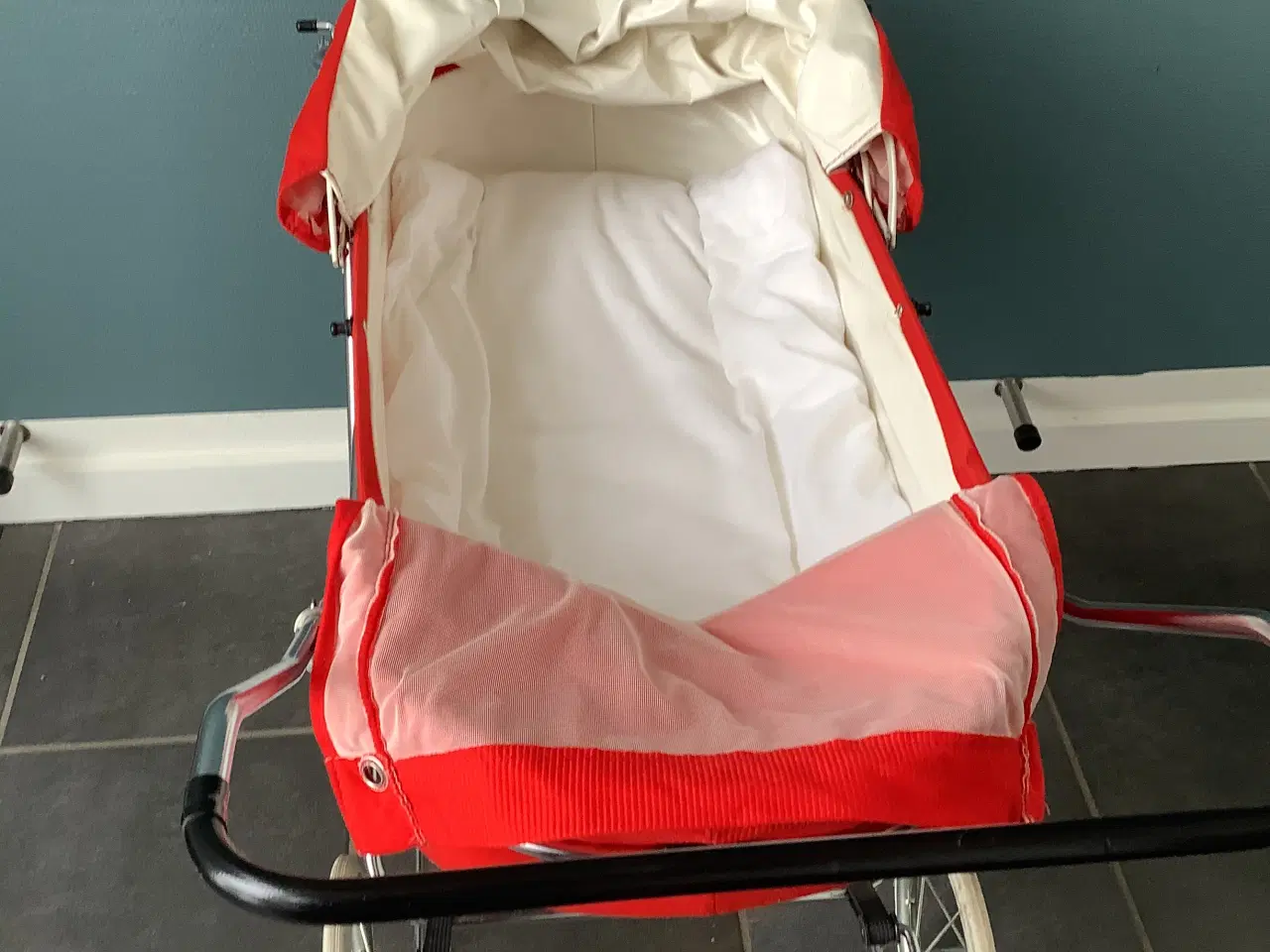 Billede 5 - Dukkevogn rød og crom stål stel